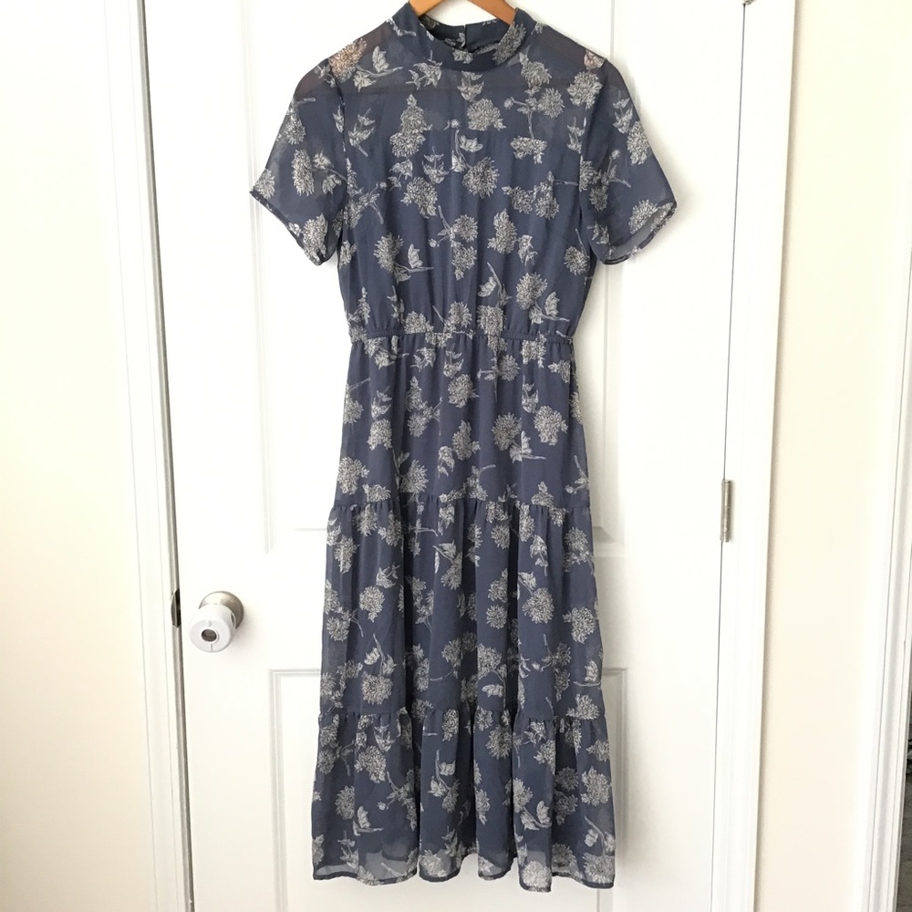 Rokoko dusty greyish blue dress with white floral print. Short sleeve.